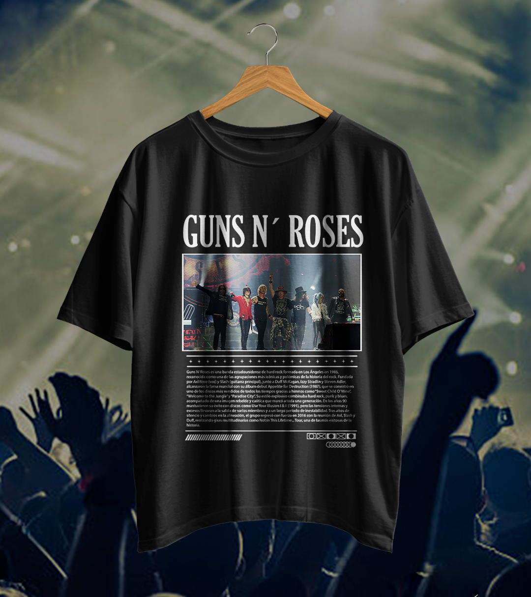 Camiseta negra con nombre de Guns N’ Roses, foto de escenario y texto debajo