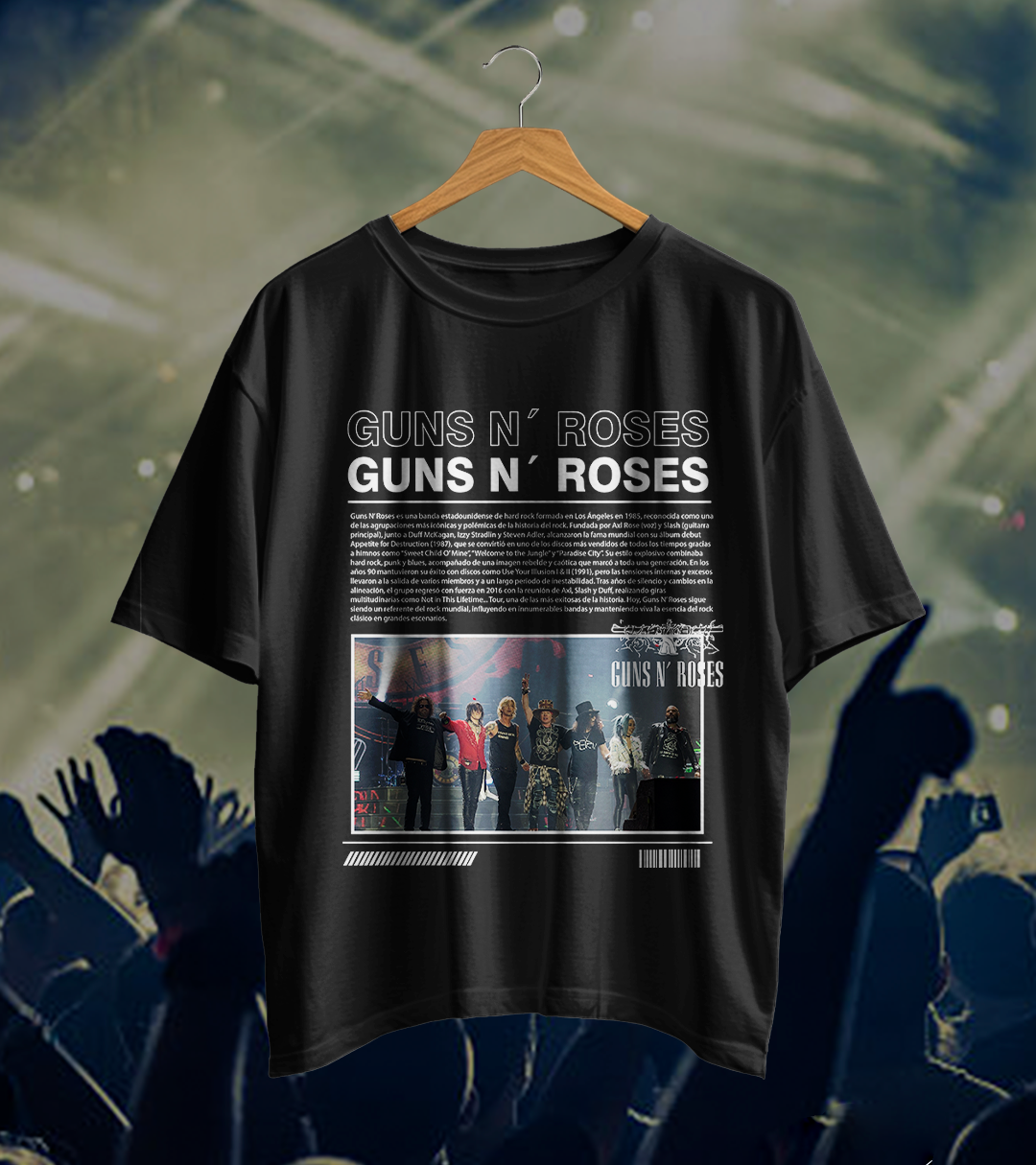 Camiseta negra con dos líneas del nombre, texto y foto de escenario